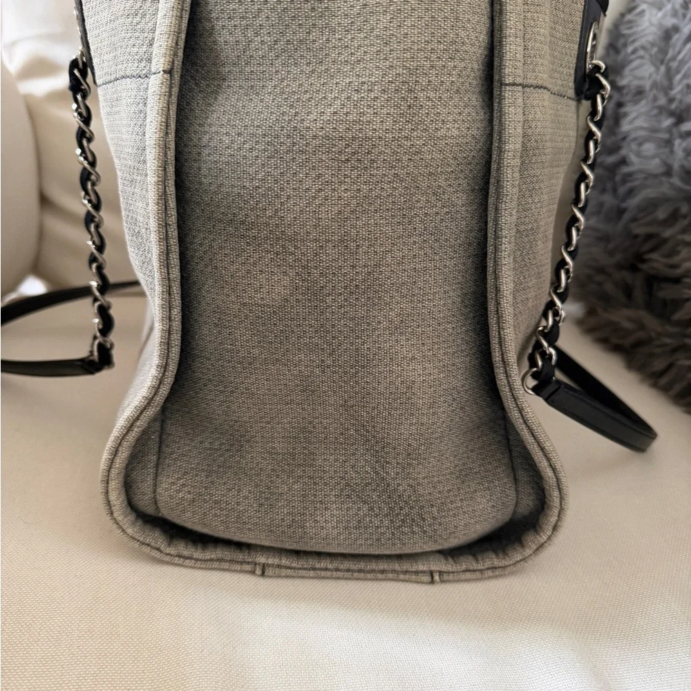 CHANEL Deauville Tote - Picture 4 of 16